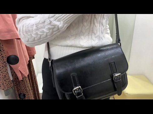 ❤️ Masturbasyon piblik nan jenn femèl FeralBerry ak yon gode nan sal la Fitting ❤ Sèks super nan nou