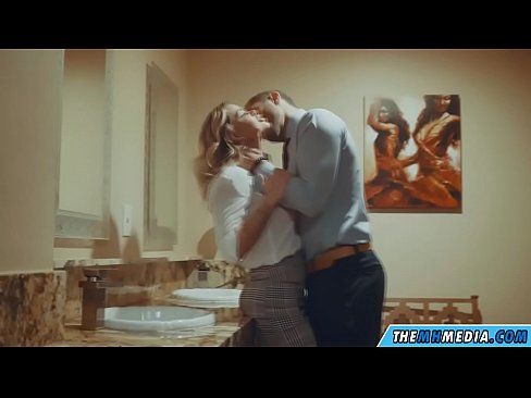 ❤️ Lè yon blond bèl sedui ou nan yon twalèt piblik ❤ Sèks super nan nou